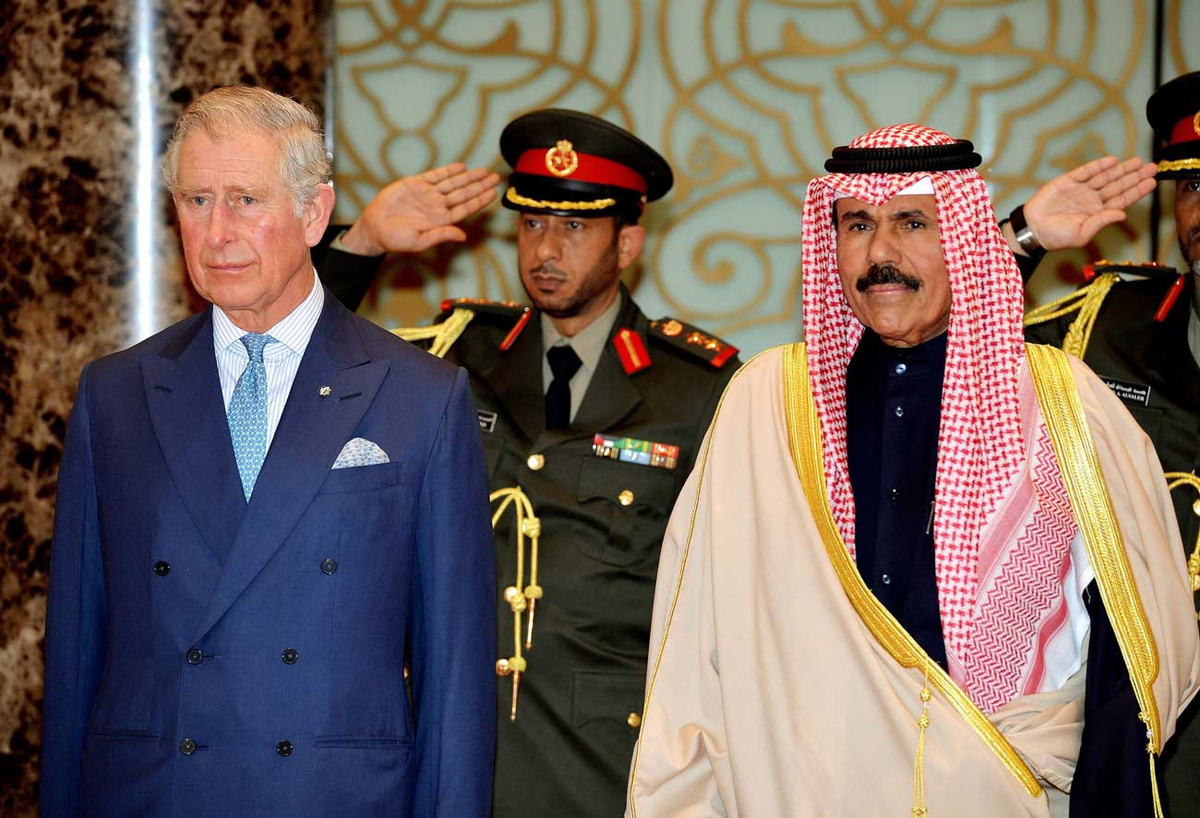 Шейх Наваф ас-Сабах, сфотографированный в 2015 году, тогда он был наследным принцем, вместе с принцем Чарльзом. 