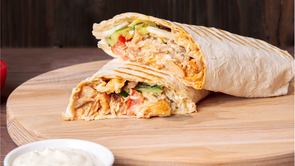 Фото с просторов интернета - https://upload.wikimedia.org/wikipedia/commons/b/b8/Шаурма_2.jpg