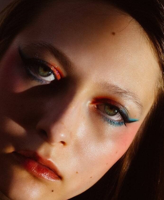    Инкрустированные ресницы и драматический блеск: делаем самый новогодний макияж. Туториал от визажистов (фото 1)