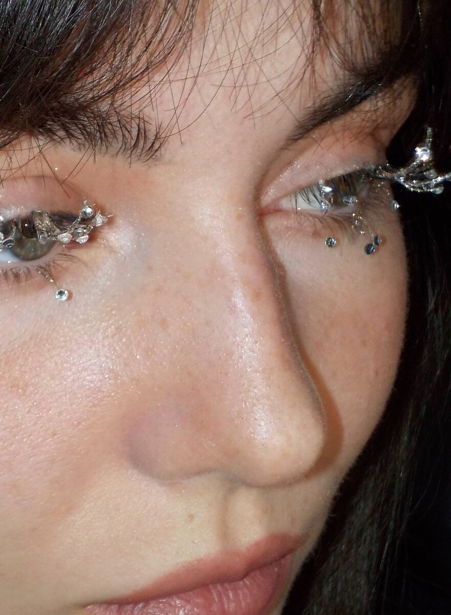    Инкрустированные ресницы и драматический блеск: делаем самый новогодний макияж. Туториал от визажистов (фото 2)