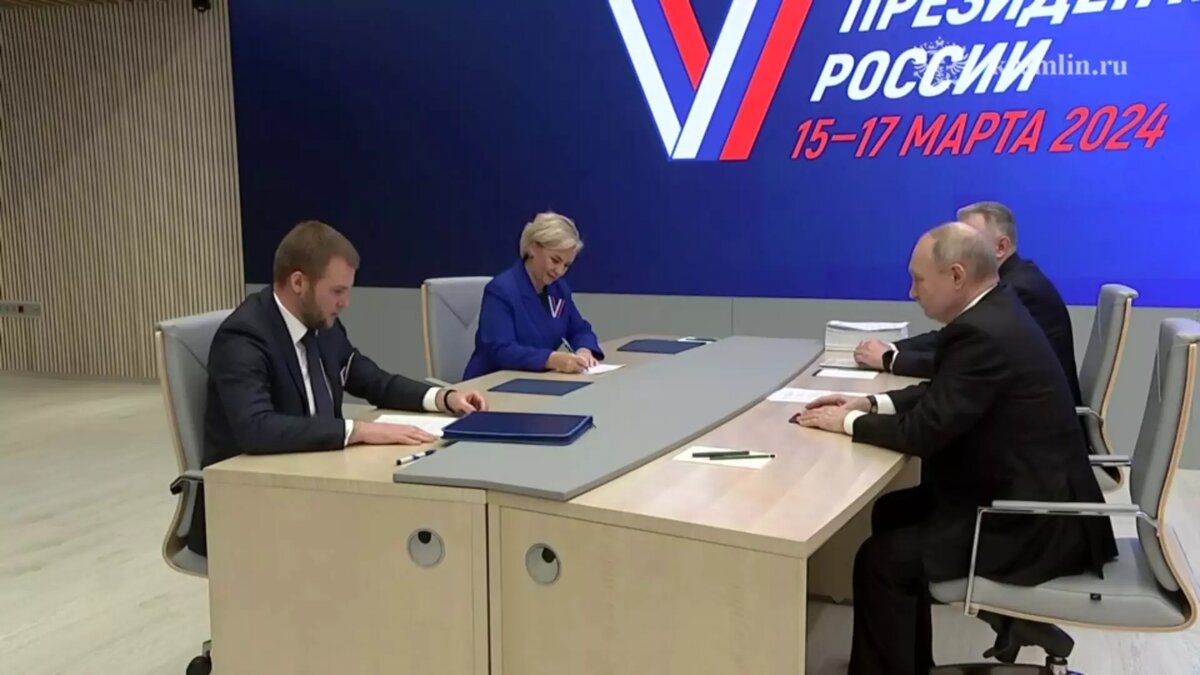    Владимир Путин подал в Центризбирком РФ документы на выборы президента страны первым из кандидатов, сообщает ЦИК.