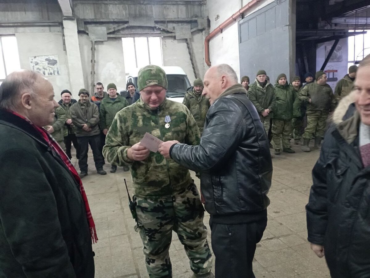 Вручение наград военнослужащим, вручает секретарь Луганского рескома РКРП(б)-КПСС Г.В. Осадчий