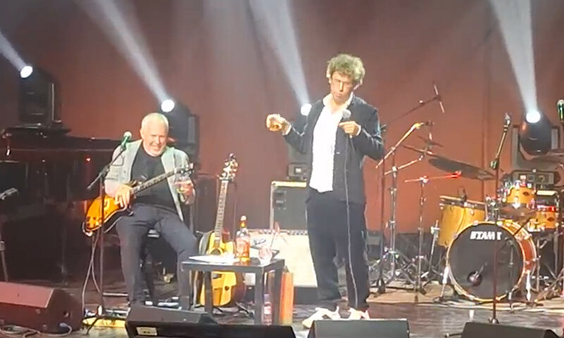    Галкин* наливает энный бокал спиртного. Фото: кадр видео