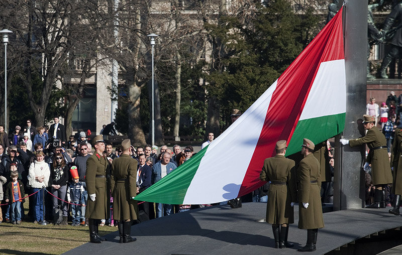    Hungarian honour guards raise the country's flag during a ceremony in front of the Parliament during the country's National Day commemorating the revolution of 1848 in Budapest, Hungary on March 15, 2011. ATTILA VOLGYI (Credit Image: Â© Attila Volgyi/Xinhua/ZUMAPRESS.com) pipiya