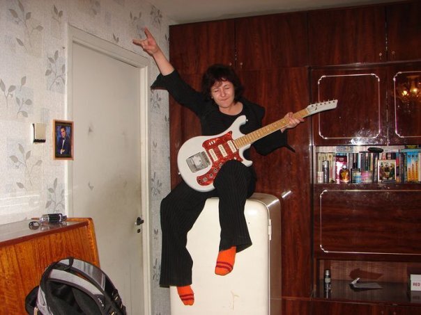 А это я, не девяностые конечно (фото меня из 90х остались в России), но начала нулевых, думаю примерно 2003-2004 год, поскольку фотик был уже цифровой. Одна из Питерских коммуналок тех времен (не в центре). Шла с работы и зашла в гости, где были еще гости.