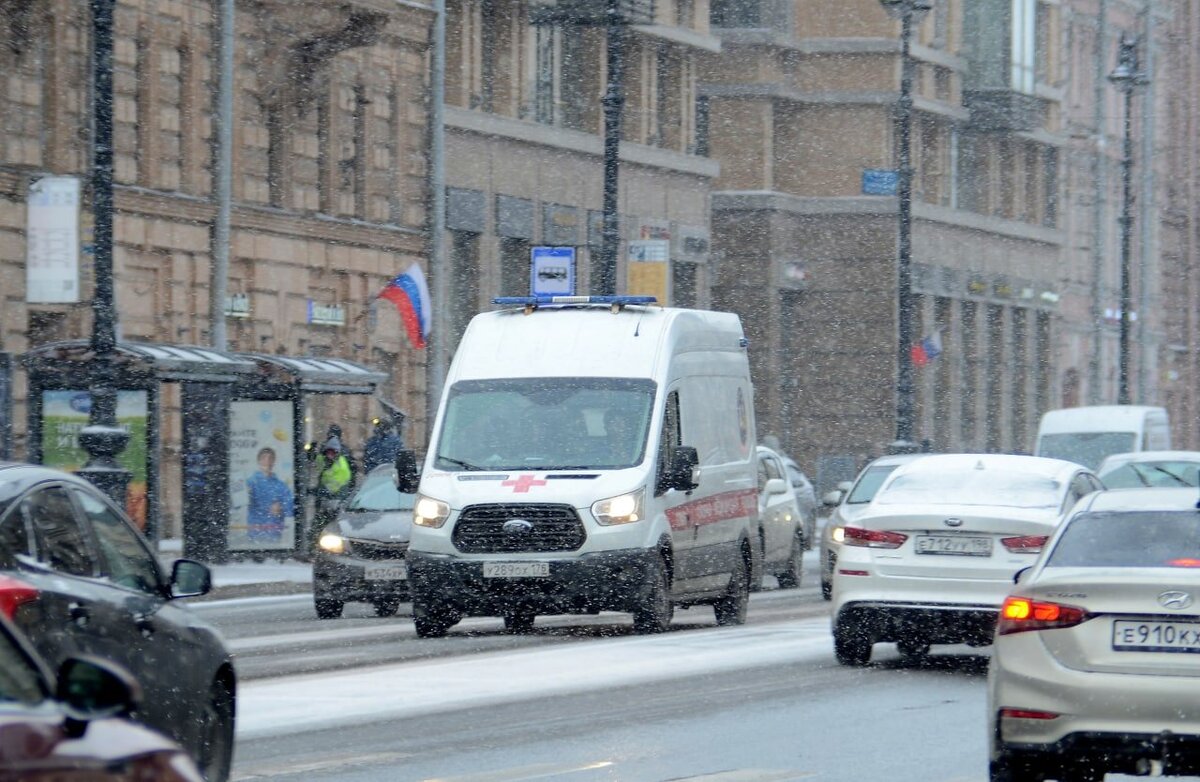 Когда строителей доставали из кабины, произошел повторный обвал наледи.  Фото: ФедералПресс / Татьяна Буторина