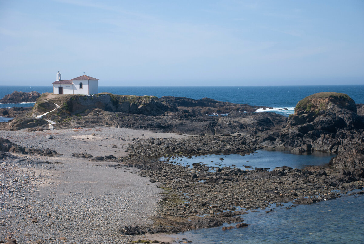 Часовня и атлантический океан. Вальдовиньо, Галисия, Испания. Фото авторское