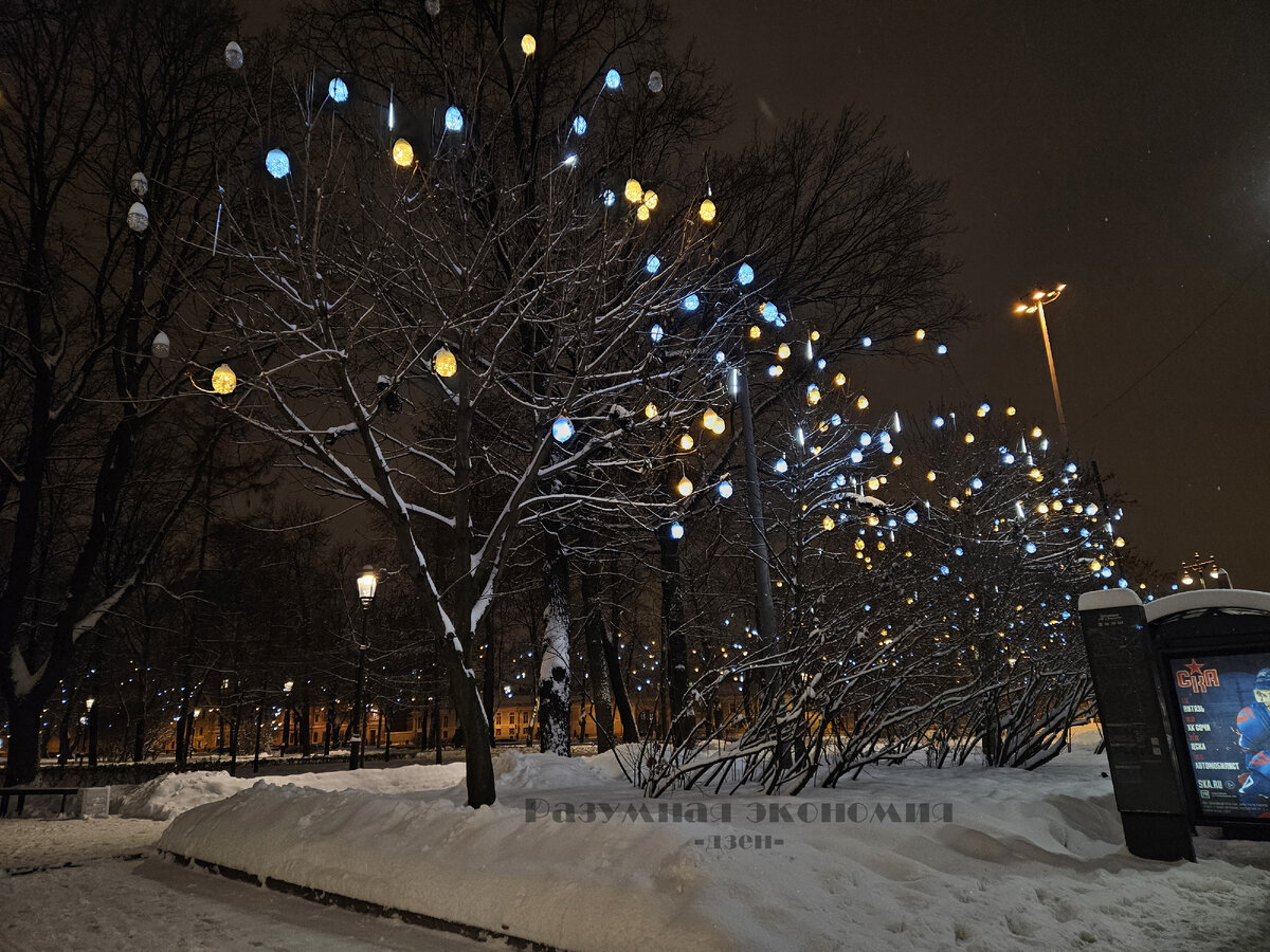 Прогулка по заснеженному Петербургу. Как украсили центр города к Новому году