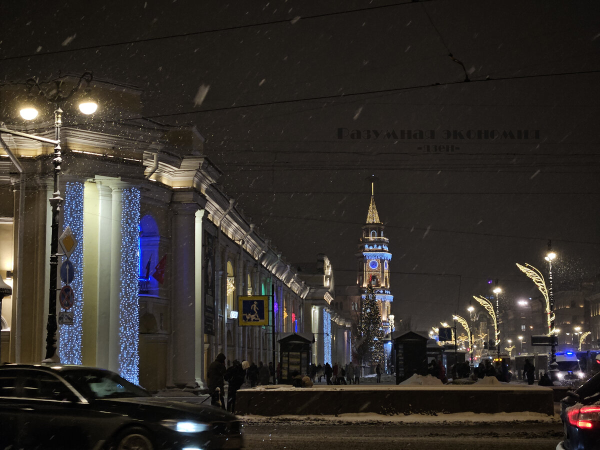 Прогулка по заснеженному Петербургу. Как украсили центр города к Новому году