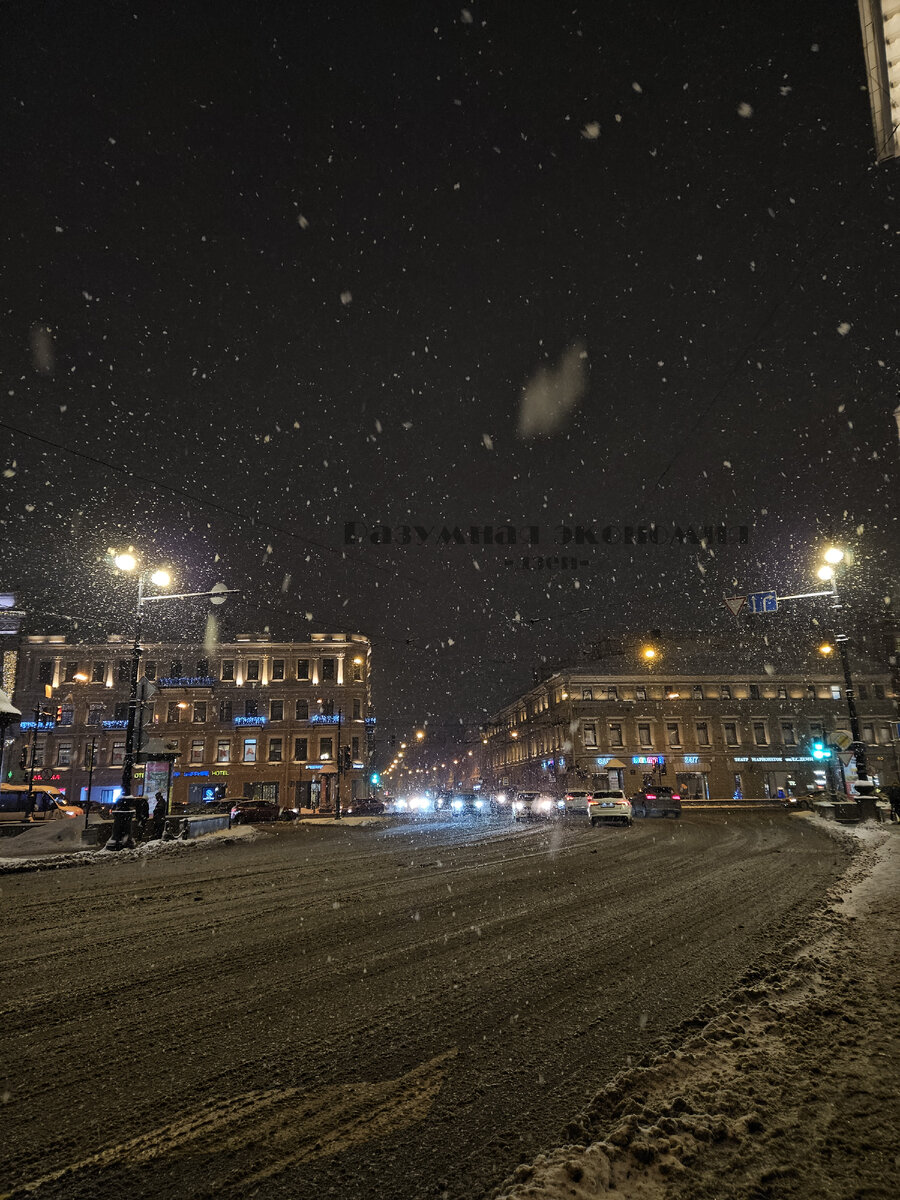 Прогулка по заснеженному Петербургу. Как украсили центр города к Новому году