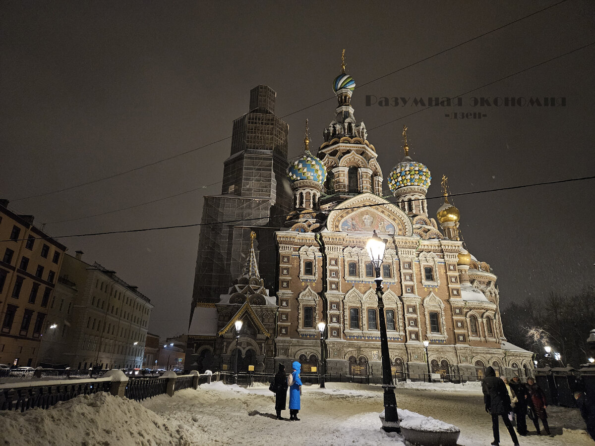 Прогулка по заснеженному Петербургу. Как украсили центр города к Новому году