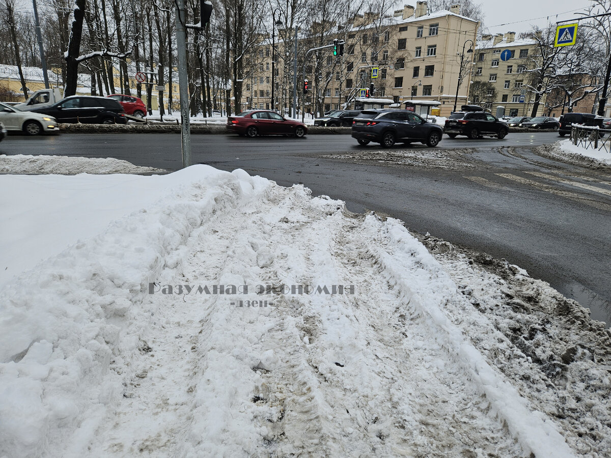 Прогулка по заснеженному Петербургу. Как украсили центр города к Новому году