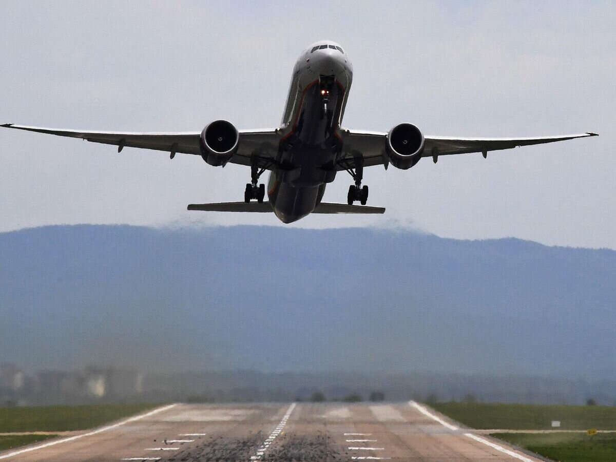    Самолет Boeing 777-300 ER "С.Есенин" авиакомпании "Аэрофлот" во время взлета в международном аэропорту имени В. К. Арсеньева во Владивостоке© РИА Новости / Виталий Аньков