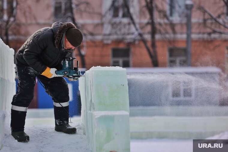    В Кургане идет работа по созданию ледяного городка