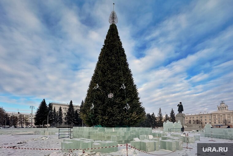    Городская елка в Кургане начала обрастать ледяным ограждением