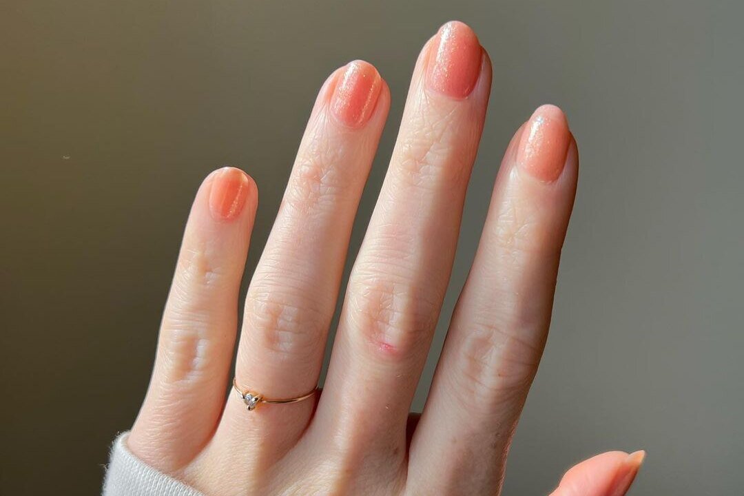     Персиковый маникюр: 13 идей дизайна ногтей в главном цвете 2024 года