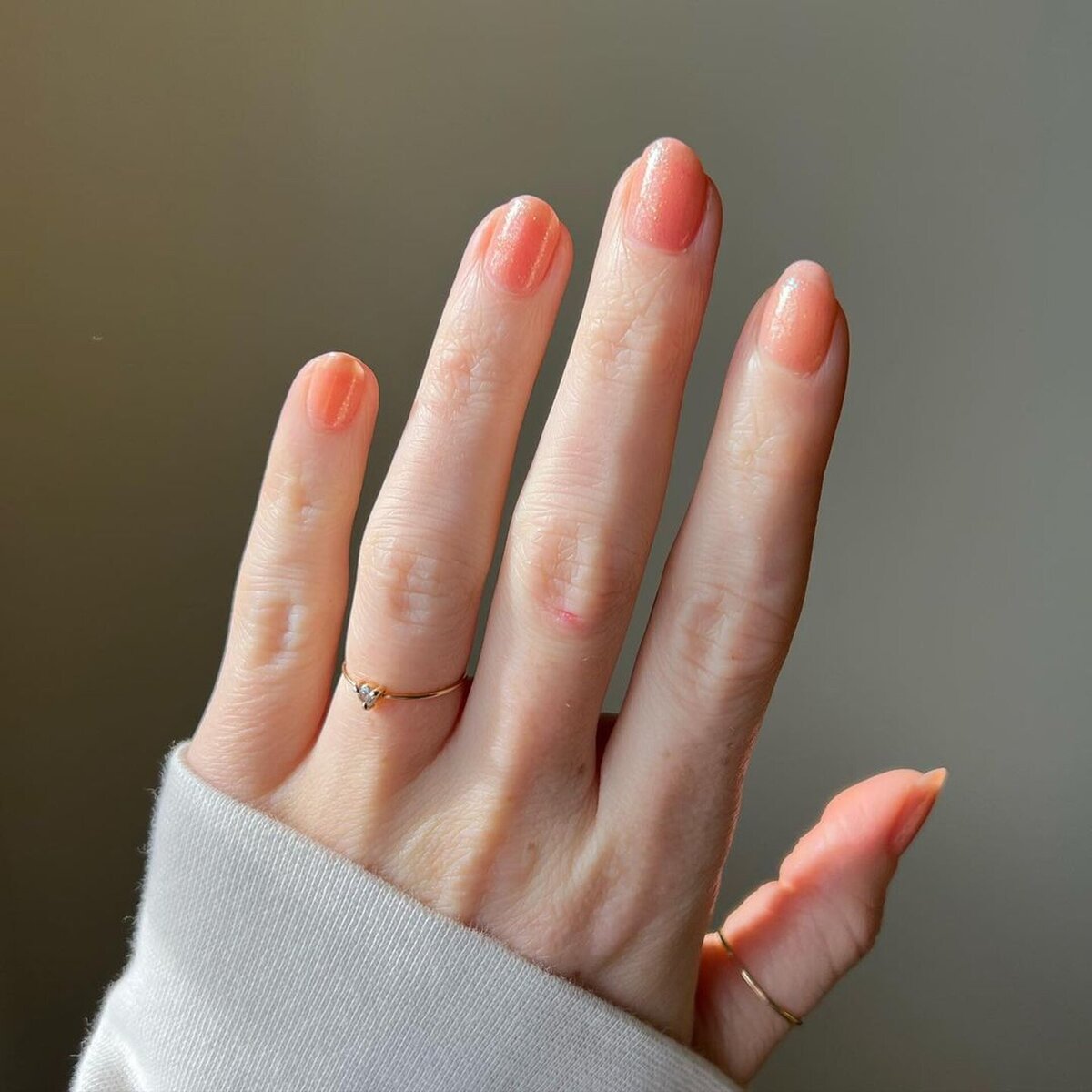    Персиковый маникюр с глиттером