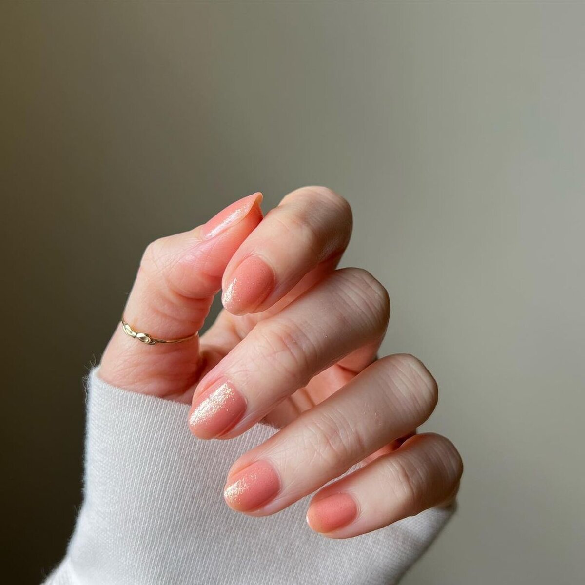    Персиковый вариант маникюра для любителей минимализма