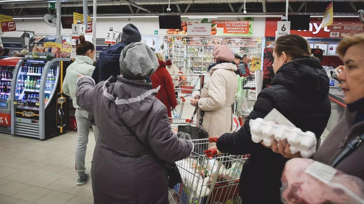     Правительство и ЦБ обещают инфляцию к концу 2023 года примерно в 7,5%. Россияне видели и побольше. Но у вас наверняка есть стойкое ощущение, что расходы выросли куда сильнее. Это не галлюцинации. Объясняем на конкретных примерах, почему у народа и власти не сходятся цифры.