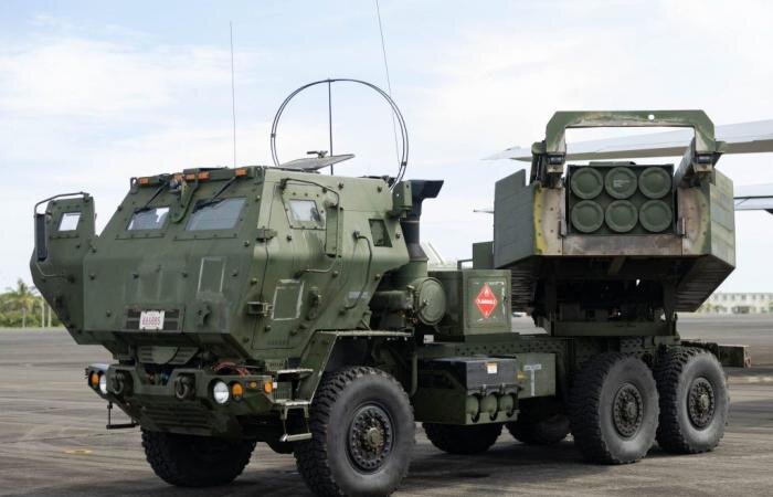 Боевая машина американского ракетного комплекса Lockheed Martin М142 HIMARS (с) армия США
