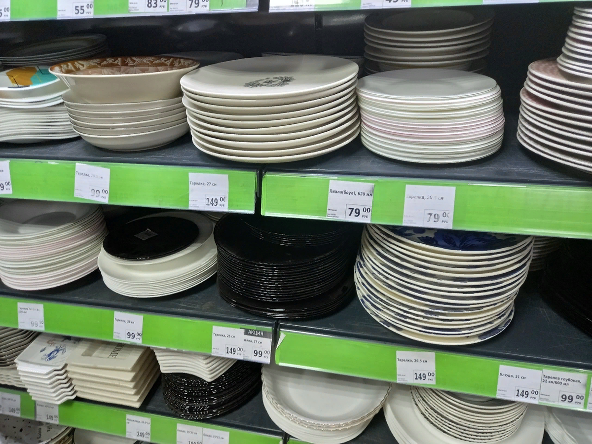 У одних полок с тарелками можно зависнуть на полчаса