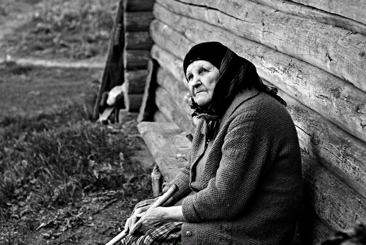 Бабушка живет со мной. Одинокая бабушка в деревне. Старушка мать. Старенькая бабушка в деревне. Мать ждет.