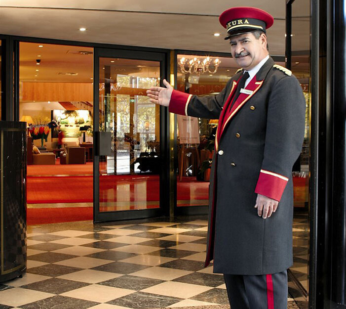человек который открывает двери в отеле. человек который открывает двери в отеле. швейцар портье. швейцар отеля метрополь. как называется человек который открывает двери в гостинице.