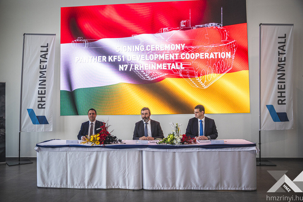 Церемония подписания венгерским государственным оборонно-промышленным холдингом N7 Holding Nemzeti Védelmi Ipari Innovációs Zrt. и созданным им совместным предприятием Rheinmetall Hungary Zrt. с германской группой Rheinmetall (совладельцем Rheinmetall Hungary) контракта на совместную разработку перспективного танка Panther KF51 EVO. Залаэгерсег (Венгрия), 14.12.2023 (с) вооруженные силы Венгрии