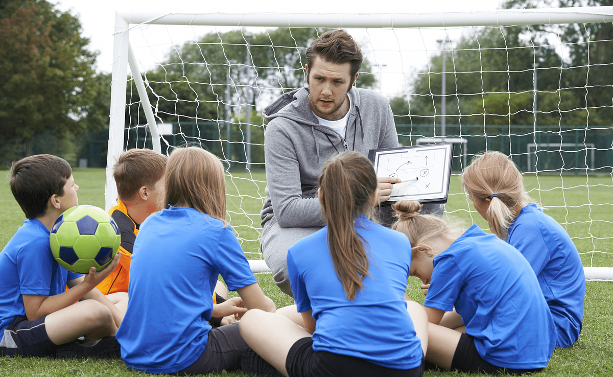 Друзья большого спорта. Тренер с воспитанниками. Физическая культура. Подросток и тренер. Спортивное воспитание.