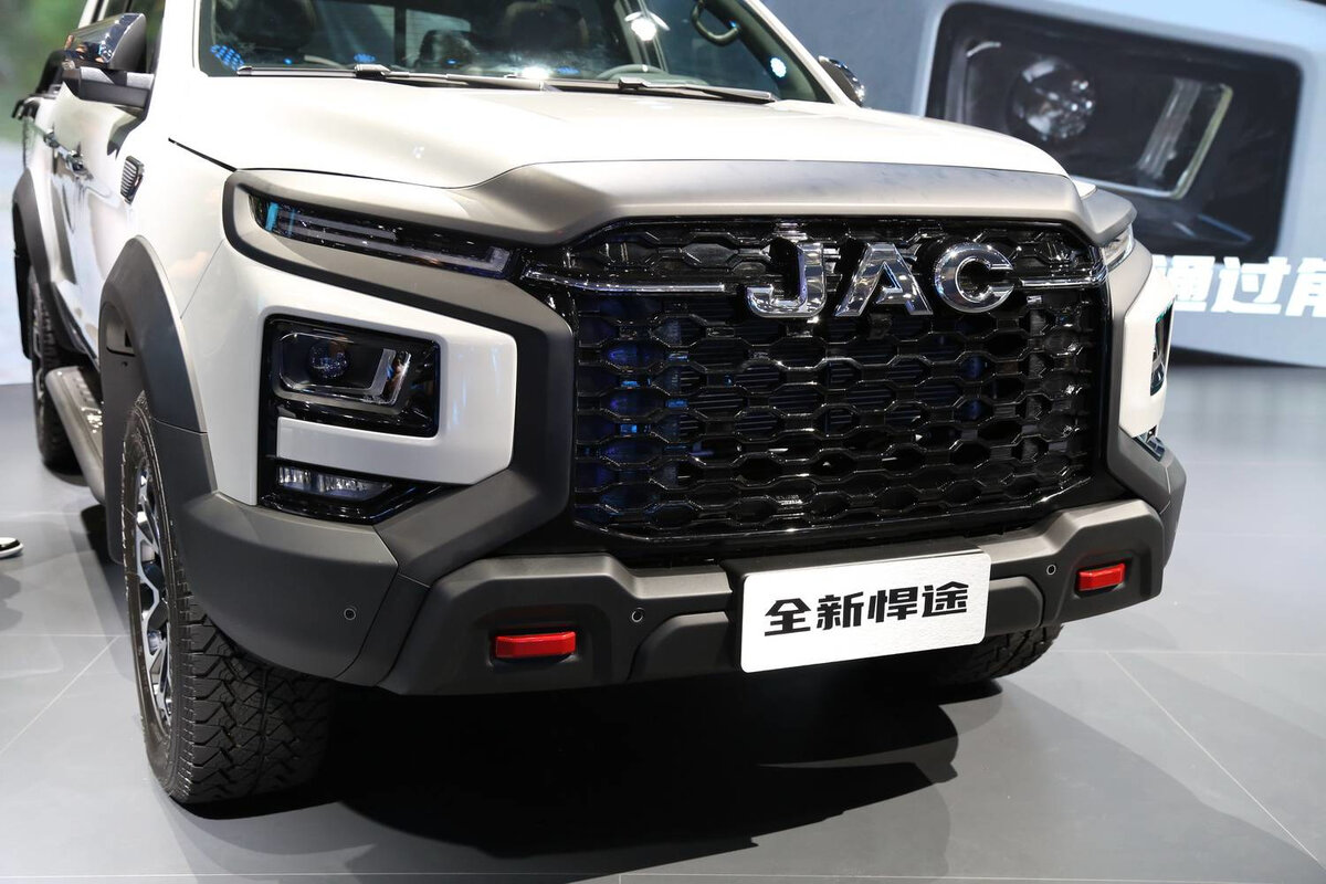 На фото: Пикап JAC T9