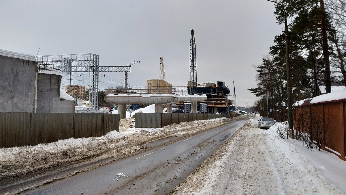 Эстакада (слева), готовые опоры путепровода и работы по надвижке в декабре 2023 года, фото автора