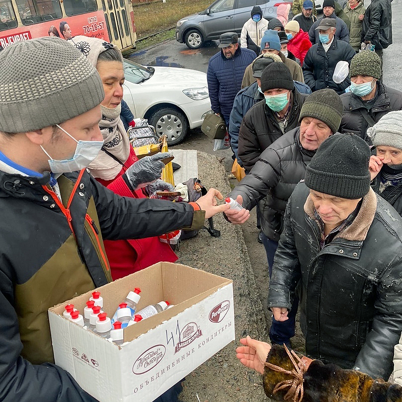 Волонтеры помогающие бездомным