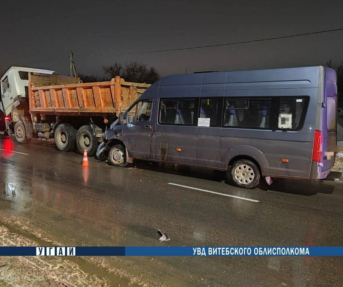 В Орше маршрутка с пассажирами столкнулась с грузовиком — Видео | Telegraf  - Новости | Дзен