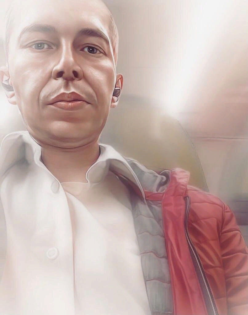 Это фото Ромы в обработке нейросети. Очень даже хорошо. И Рома хорош, и фото хорошее. Прям как настоящий. И этакая туманность ему тоже к лицу. 😊