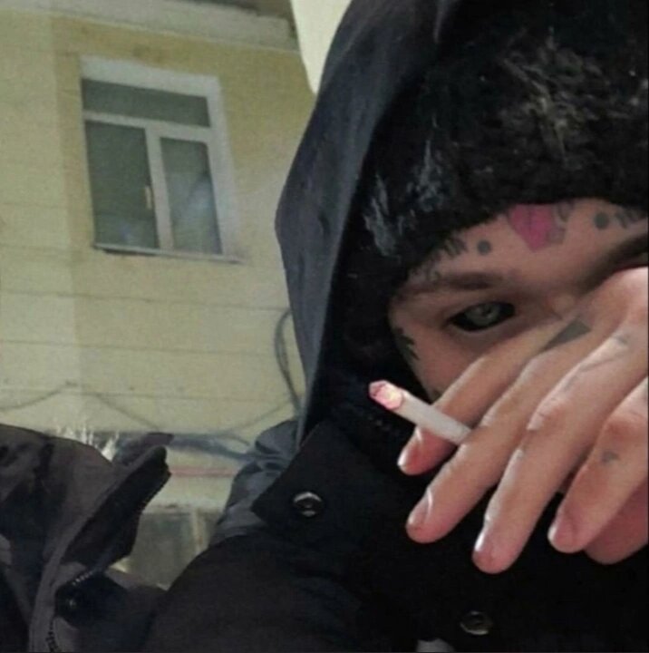 МУЗЫКА, ЗАБРОШКИ, ЗАВИСИМОСТИВ 14 лет Максим начал заниматься музыкой — тогда же он придумал проект “Автостопом по фазе сна” или “АПФС”, для которого записывал треки на диктофон. Спустя какое-то время Максим его забросил и продолжил эксперименты — вот целый список его ранних проектов “писък”, “Солнечный Муслим”, “русалочье урочище”, bisexual from the village.Когда Максим все же вернулся к “АПФС”, у него появилась первая аудитория, которой зашли его откровенные песни про наркотики, секс и суицидальные мысли: мрачный, тяжелый мир, где много боли, разочарования и зависимостей. У "Автостопом по фазе сна" есть клип "Я впадаю в кому", который начинается с кадров документальной съемки из начала нулевых: служба спасения откачивает двадцатилетнего парня, по всей видимости, пострадавшего от наркотиков. Далее зритель попадает в антураж уже нашего времени: Максим вместе с друзьями бухает "Блейзер", лазает по заброшкам и темным лестницам в подъездах. Все вместе это создает гнетущую картину неустроенного мира провинциального неблагополучного подростка, который часто ненавидит всех, но прежде всего себя.ТЕКСТЫ 01 ФЕВРАЛЯ 2023Текст: Карина БычковаЗависимость, секс, селфхарм: как устроена вселенная артиста КишлакРассказываем историю любимого героя бедовой молодежи.Идет загрузка рекламыРЕКЛАМА“Когда ты уже сдохнешь, мефедронщик!”, “Иди нахуй!”: так Кишлака встречают несколько тысяч подростков, которые пришли на его первый большой сольный концерт в московском “Главclub”. На улице четыре “скорых помощи”, места в гардеробе закончились, зал переполнен вчерашними школьниками, от которых воняет потом и алкоголем из супермаркета — дорожка ко входу в клуб, где еще недавно пели хором песни Кишлака, завалена пустыми бутылками. Максим Фисенко — это настоящее имя артиста — собрал вокруг себя бедовых мальчиков и девочек, а понравиться молодой, но уже разочаровавшейся и едкой аудитории, непросто. Единственный способ это сделать — быть одним из них, жить ровно ту жизнь, о которой твои песни: со шрамами на запястьях и “Блейзером”.НЕБЛАГОПОЛУЧНЫЙ РАЙОН, АЛКОГОЛЬ, ДОМАШНЕЕ НАСИЛИЕНеобязательно, что лирический герой Кишлака — это точная копия Максима Фисенко, но, судя по его опыту, вполне может быть. Максиму 24, он из Североморска, закрытого города на Кольском полуострове в 25 километрах от Мурманска. Про него он поет в песне “Мир для женщин”: “Ты лечишь себя седативным препаратом / А я лечусь, когда лечу под Мурманск на сто пятом”. Кишлак — неофициальное название местного района Авиагородок: говорят, что раньше авиационный полк Североморска располагался в Центральной Азии, а после его перевода в город служившим в нем людям стали выдавать квартиры в Авиагородке, и слово “кишлак” прилипло само собой.Максим плохо помнит свое детство, и, если послушать запись разговора с его мамой, залитую на YouTube неизвестно кем, становится понятно, почему: от воспоминаний про их жизнь с отцом становится конкретно не по себе.“Как только он выпивал — ты этого не помнишь, малюсенький был, но уже разговаривал, — он меня бил. Я тебя прикрывала, около кроватки сидела. По батареям стучала, и Ленка Леонова, на первом этаже которая была, прибегала и забирала тебя, в одеяло укутав. И я так думаю, все это по наследству передается, и ты агрессивный, когда пьяный. Ты в этом не виноват, это я все к тому, что, пожалуйста, пей в норму. Это не моя вина, что у нас такая жизнь произошла”, — захлебываясь слезами, говорит мама Максима.“Ты ударился носом, тебе нужна была помощь — не дай бог, сотрясение головы — тебе полтора годика было. Я ему сказала “Срочно вызывай “вертушку”, а он сказал, что не будет, потому что скажут, что ложный вызов. И вот на санях повезли тебя делать томографию. Этот пидорас не захотел ничего делать. Я его ненавижу”, — рассказывает женщина. “Может, поэтому я такой ненормальный?”, — спрашивает ее Максим. Слушать этот личный разговор тяжело и неловко: в нем очень много боли, и не надо быть психологом, чтобы понять, как все это могло отразиться на Максиме.“Звонок в дверь: соседка с третьего этажа [говорит]: “Там твой сын лежит. Я к тебе подбегаю, а ты на ступеньках. “Соседи! Это он не осознанно!” Ты понимаешь, как на меня смотрят?”, — спрашивает его мама. Максим смеется и просит прощения.МУЗЫКА, ЗАБРОШКИ, ЗАВИСИМОСТИВ 14 лет Максим начал заниматься музыкой — тогда же он придумал проект “Автостопом по фазе сна” или “АПФС”, для которого записывал треки на диктофон. Спустя какое-то время Максим его забросил и продолжил эксперименты — вот целый список его ранних проектов “писък”, “Солнечный Муслим”, “русалочье урочище”, bisexual from the village.Когда Максим все же вернулся к “АПФС”, у него появилась первая аудитория, которой зашли его откровенные песни про наркотики, секс и суицидальные мысли: мрачный, тяжелый мир, где много боли, разочарования и зависимостей. У "Автостопом по фазе сна" есть клип "Я впадаю в кому", который начинается с кадров документальной съемки из начала нулевых: служба спасения откачивает двадцатилетнего парня, по всей видимости, пострадавшего от наркотиков. Далее зритель попадает в антураж уже нашего времени: Максим вместе с друзьями бухает "Блейзер", лазает по заброшкам и темным лестницам в подъездах. Все вместе это создает гнетущую картину неустроенного мира провинциального неблагополучного подростка, который часто ненавидит всех, но прежде всего себя.Трек записан абсолютно не качественно, но слушателей это не останавливает — под видео много комментариев в духе: “Люди, такая музыка не обязана цеплять качественным битом и прочей херней. Для этого есть всеми любимые позеры. Здесь вывозит именно плохой звук. Такую музыку поймут лишь те, кто идет по схожему пути. Это музыка не для теплых посиделок”. Или: “Его музыка до сих пор очень нравится и спасает меня, если бы не “АПФС” и Кишлак, то давно уже вскрылся, а то и хуже, его музыка спасает и вывозит не качеством, а смыслом”. “Автостопом по фазе сна” привлекал грязным звуком, описаниями опасного поведения и концентрированным мрачняком. Взять, к примеру, самую популярную песню “АПФС” “Опианариум”:Я потерялся среди машин на автотрассеМоя рожа говорит: "Я долбоеб, и я опасен"В амфетаминовом экстазе задыхаюсь на полуЯ подключаюсь к своей фазеНе плачь, малой, они за все тебе заплатятЛетать со мной, я боюсь тебя не хватит, дорогойЯ снова все забыл, да что со мной?Разбиваю стекла, режу фотоДобью бычки, закидаюсь алкоголемНе плачь, малой, осталось нам совсем немного, дорогойЯ ненавижу свое тело, свои руки, свою жизнь, наркотикиИ все, что связано со мной.В 2020 году Максим закрыл проект: “Я начал понимать, что музыка, которую я делаю, несет не тот посыл, который я хотел. Люди думали, что употреблять наркотики — это очень круто и весело, начали подхватывать мою движуху. А в “Автостопом по фазе сна” я хотел донести до людей, что не надо жить так, как я, что это была сатира на самого себя. Но не все это поняли”.В то время он не знал, как выкладывать музыку в стриминги, и просто загружал свои треки во “ВКонтакте” без монетизации. Тогда же какой-то парень залил песни “АПФС” на площадки без ведома артиста и поменял названия оригинальных треков — по словам Максима, на тот момент у них было около миллиона прослушиваний. Роялти со стримов получал мошенник, и вернуть песни Максиму удалось только при помощи лейбла Sony, с которым он начал сотрудничать уже как артист Кишлак. Трек “Возвращайся” отсылает к этой истории: “А завтра я, наверное, скорей всего умру / Ты обнаружишь тело в своей собственной кровати / Возьми все мои песни, пока я лежу в гробу / И выдай за свои, но поменяй у них название”.У “АПФС” много поклонников, и в сети есть фанатские паблики и видео, ностальгирующие по тому периоду. К примеру, тут можно увидеть Максима в белой рубашке и еще без татуировок на лице, который поет под гитару песню “Эхо 51”: “На пороге стоит моя смерть / Но я не дам себе сгнить от старости / Мой побитый, ржавый мозг не замечает уже усталости / Не хочу я слышать в ответ: “Ты такой же как все прототипы” / Я уйду и останусь никем, но сломаю стереотипы”.