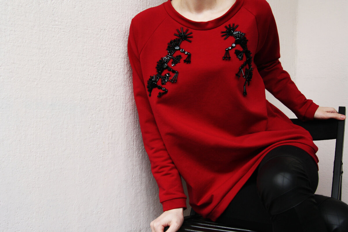 Свитшот с ручной вышивкой. Фотография моей работы.