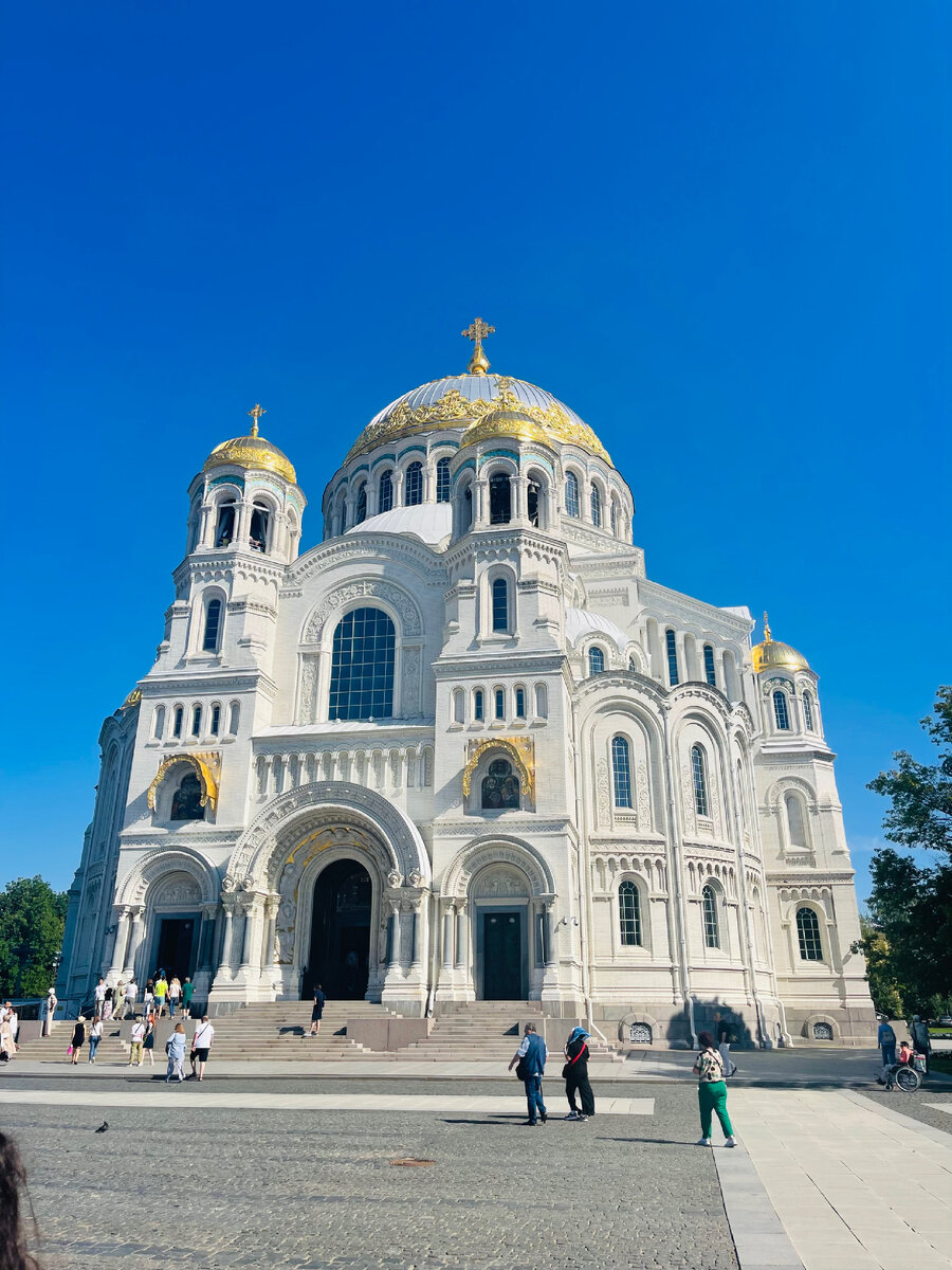 Две башни-колокольни на главном западном фасаде, тройной перспективный портал , большие круглые окна в центре боковых фасадов- это признаки романской и готической архитектуры. Уникальной особенностью Никольского Морского Собора, по сравнению с византийскими храмами, является  обширный цокольный этаж-крипта.