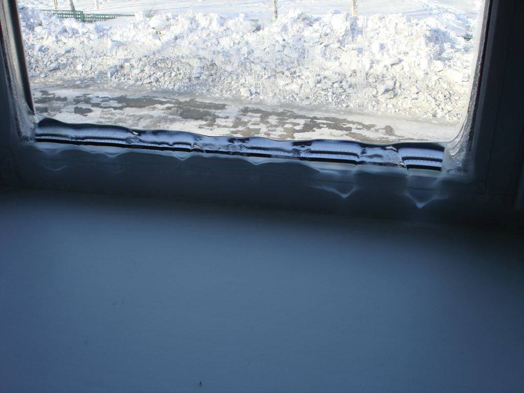 Почему на стекле окна образуется лед. Промерзают пластиковые окна. Лед на пластиковом окне. Замерзшие пластиковые окна. Наледь на пластиковых окнах.