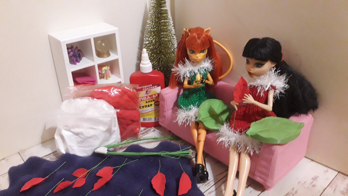 На этой неделе мы слепили немного листьев и ягод для новогоднего декора.