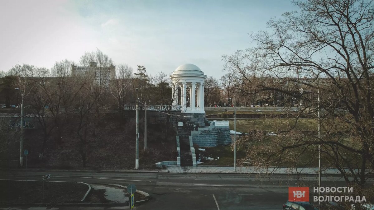     Салют на Новый год отменили в Волгограде, коммунальный фонтан затопил дорогу в Ворошиловском районе, бензогенератор убил двух человек на юге города.