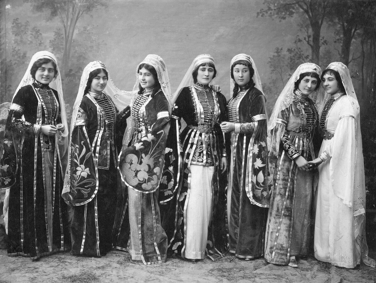 Выставка «История одного экспоната. 
Памятный альбом о черкесском благотворительном вечере в Екатеринодаре. 1914г.», этнографический музей п. Лазаревское, Краснодарский край.