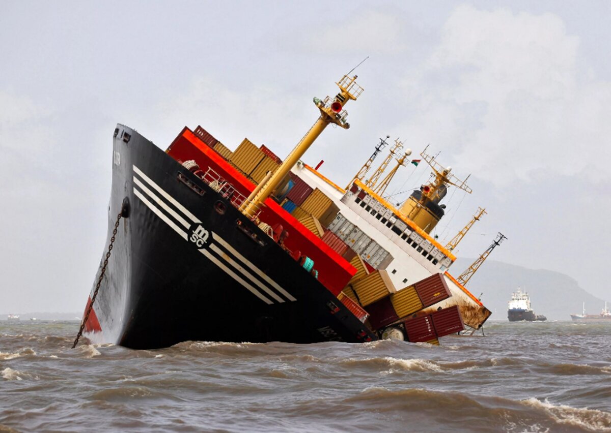 тонущий корабль. судно тонет. в море тонут корабли. судно тонет. грузовой корабль.