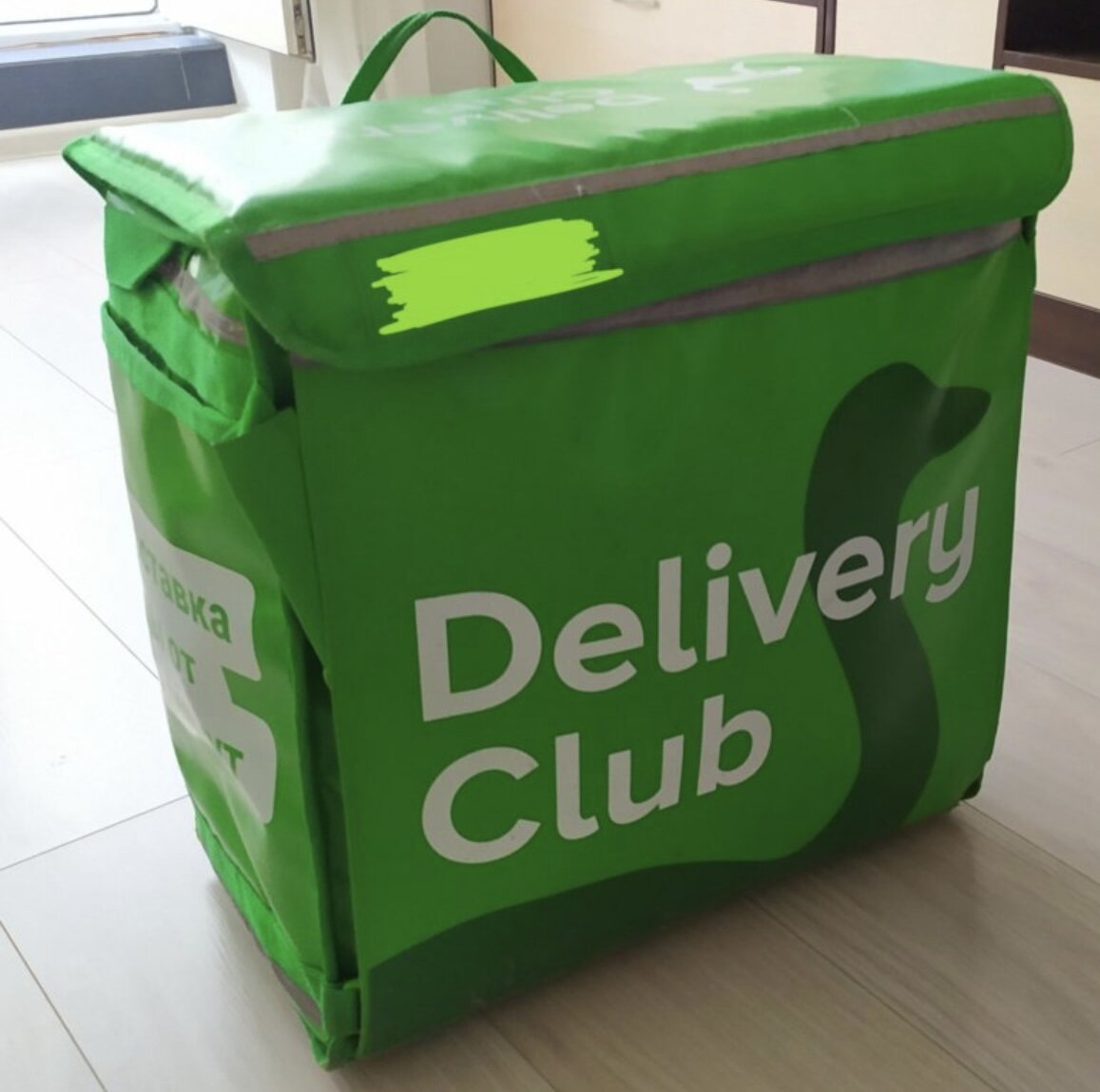 А вот, кстати, и термокороб, да, не обязательно фирменный от Яндекса, у меня, например такой.