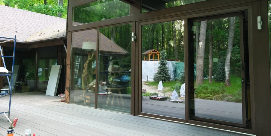 Панорамное раздвижное остекление, отлично подходит к концепции дома в лесу. 