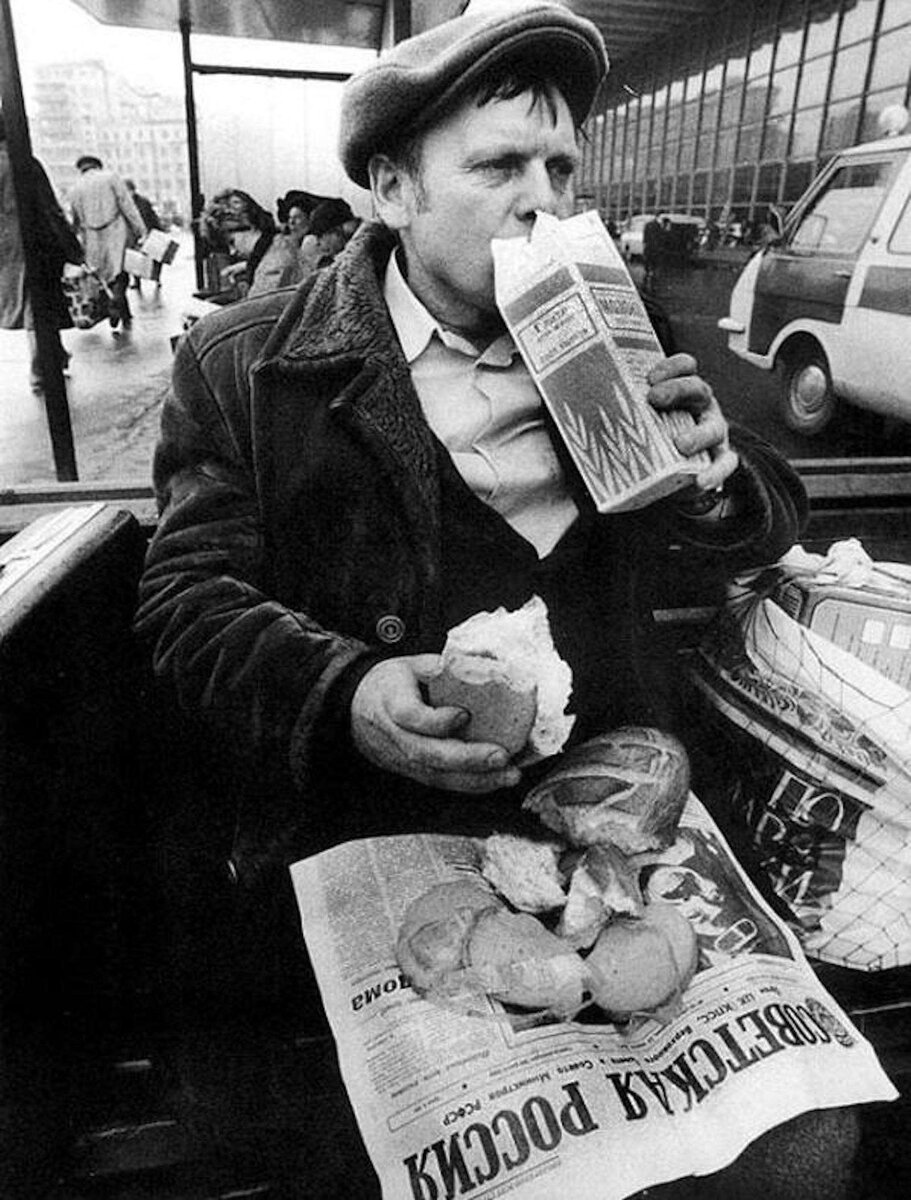 Фастфуд по-советски. Судя по пакету молока — это Москва середины 1980-х. Фото взято с ресурса Яндекс.Картинки 