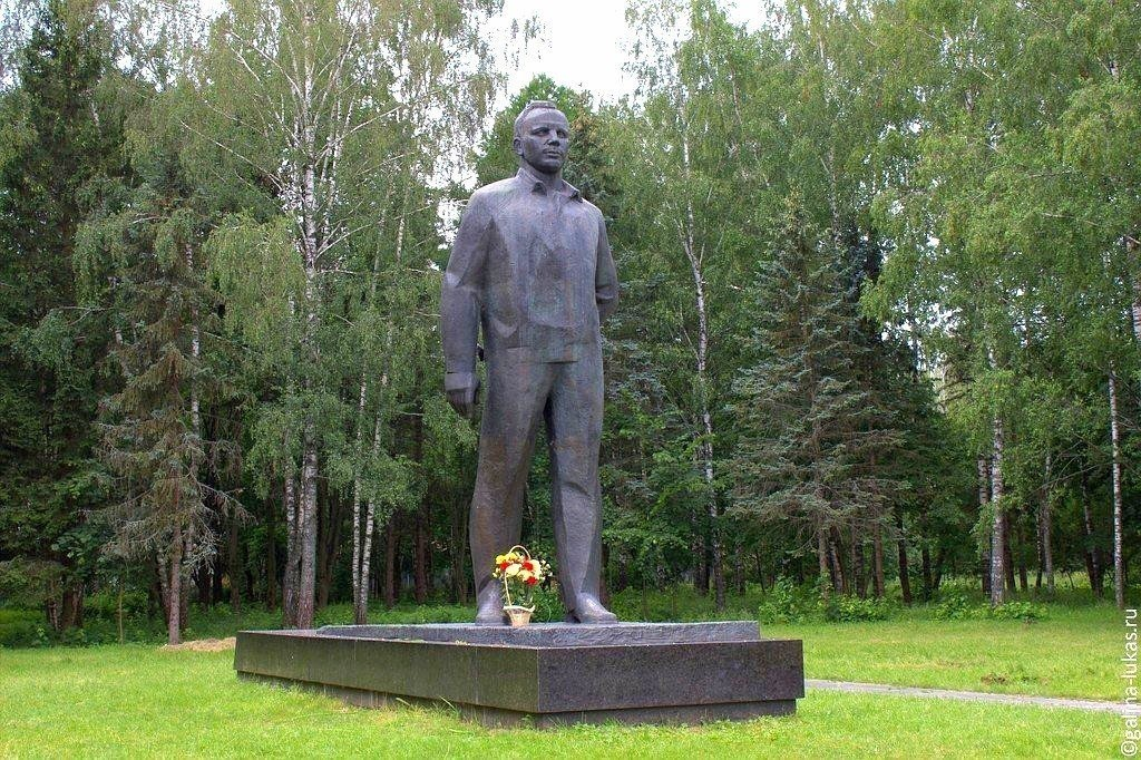 Прозвище гагарина в звездном городке. Памятник Юрию Гагарину (Звёздный городок). Памятник Гагарину в Звездном Городке. Московский область Звездный городок памятник Гагарин.