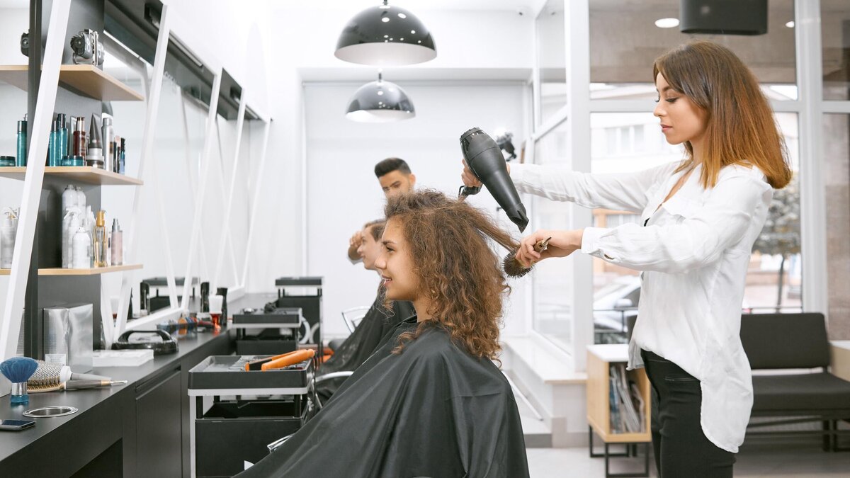    Не хотите, чтобы прическа развалилась прямо перед коллегами? Стилист назвала самые стойкие варианты© Freepik | ArtPhoto_studio