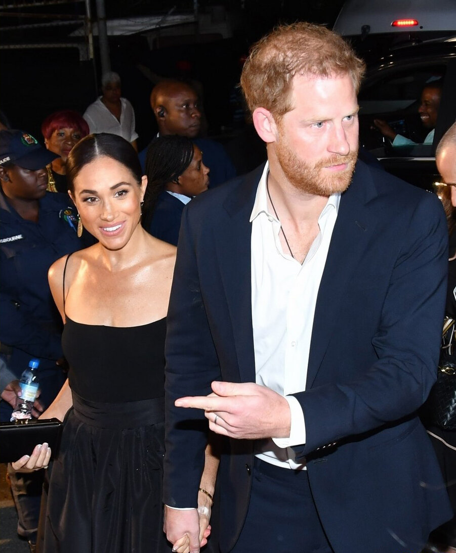 Ладонь женщины. Приколы про собачников. Выглядит забота. Мужчина обнимает женщину. Забота о других людях.