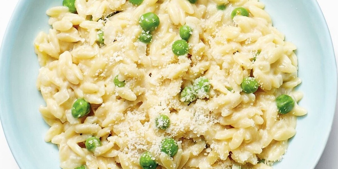 Ризотто с курицей, зеленым горошком и пармезаном
