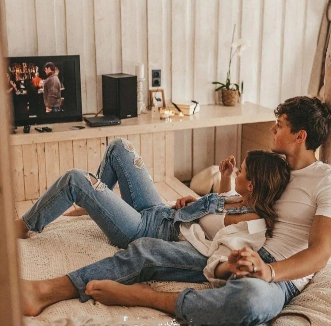 Друзья мужчины. Разговор с другом. Совместный просмотр с другом. Друг человека. Пара на диване перед телевизором.